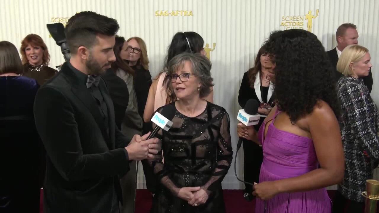 Sally Field remembers 'loving' costar Robin Williams on SAG Awards red carpet