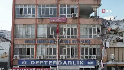 52 yıl önce yapılan bina ayakta kaldı