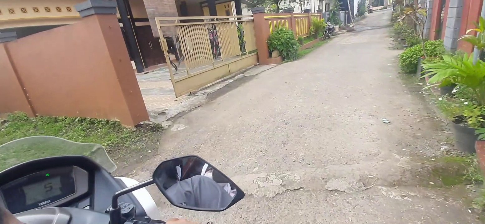 Mengantar Anak Sekolah ke SD Model Aulady Arisalah Ciamis  Jawa  Barat