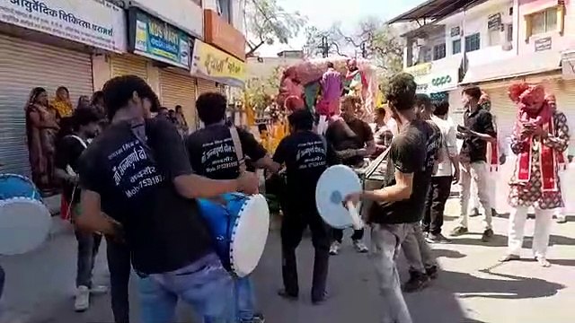 फाग यात्रा में बाबा श्याम की भक्ति में झुमा शहर, खूब उड़ा रंग-गुलाल और बरसें फूल