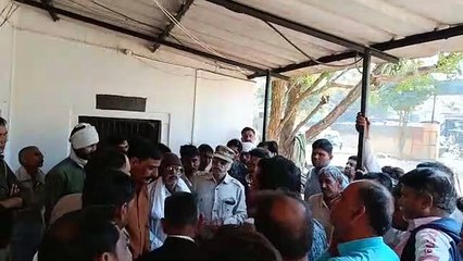 बदमाशों की दबंगई: ग्रामीणों ने थाने पर किया हंगामा