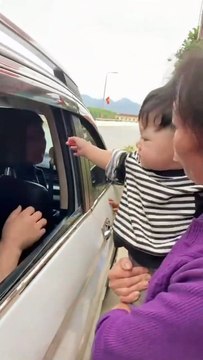 Rơi nước mắt phút bố chia tay con trai, gửi ông bà nuôi hộ để đi làm