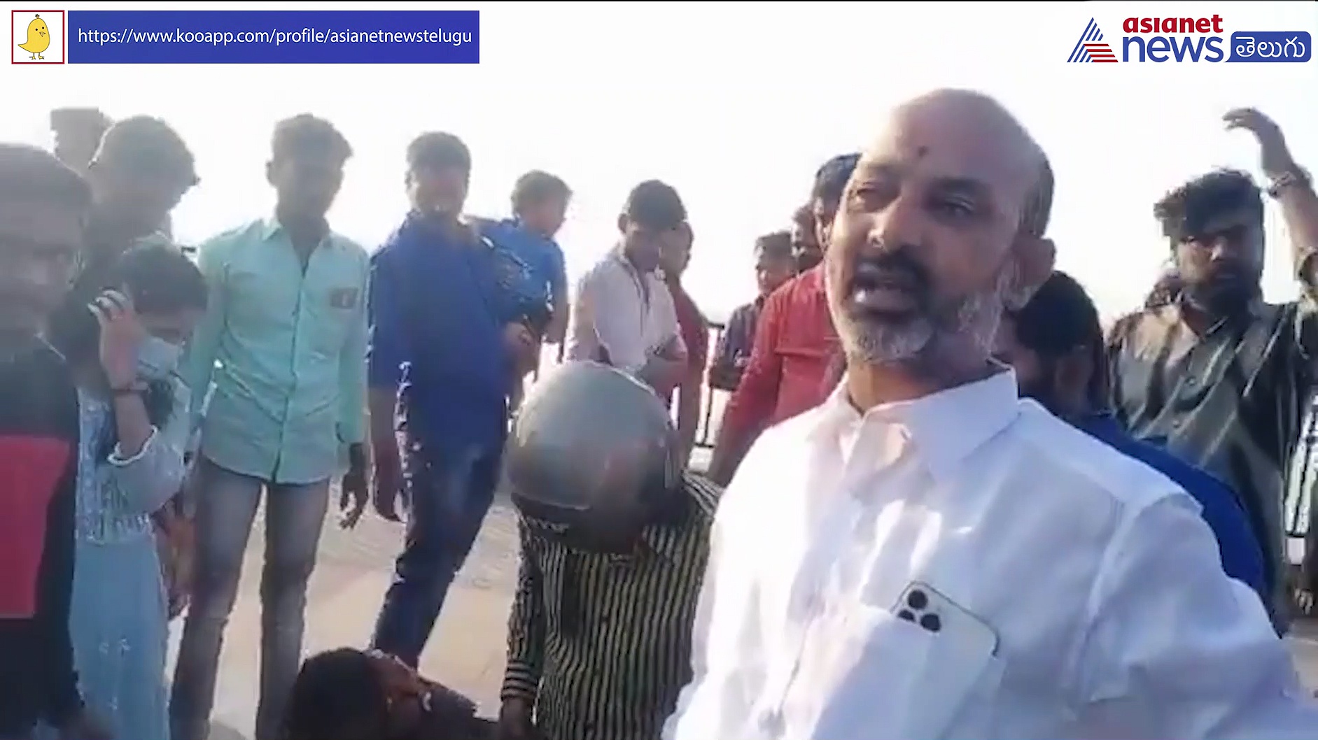 సొంత కారులో క్షతగాత్రులను హాస్పిటల్ కు... మానవత్వం చాటుకున్న బండి సంజయ్ 