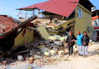 Zihinsel engelli çocuklarıyla balkondan atlayarak kurtuldu