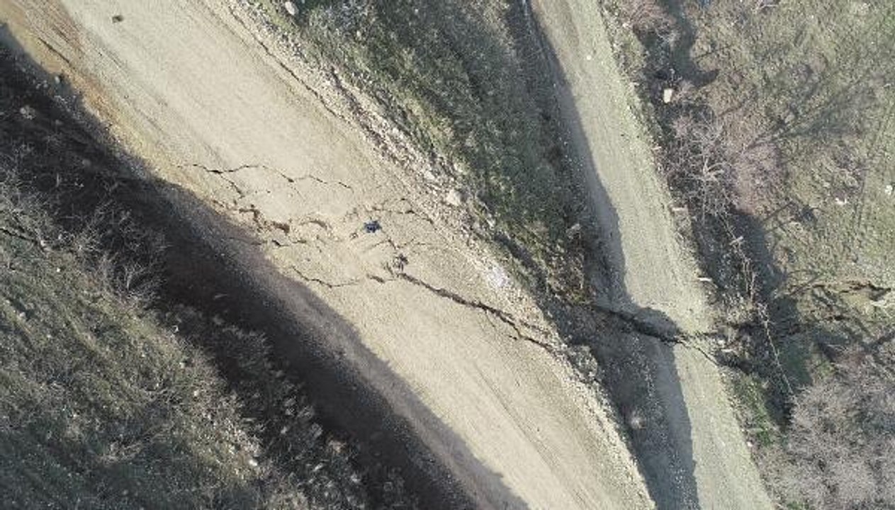 ADIYAMAN'DA DAĞLARIN ARASINDAN GEÇEN FAY KIRIĞI HAVADAN GÖRÜNTÜLENDİ