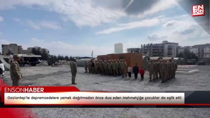 Gaziantep'te depremzedelere yemek dağıtmadan önce dua eden Mehmetçiğe çocuklar da eşlik etti