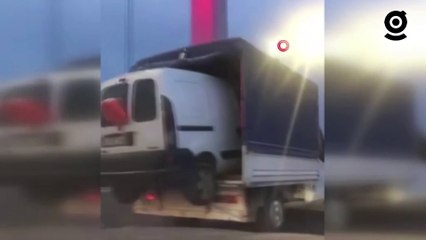 FSM Köprüsü’nde ilginç anlar: Kamyonetin kasasında araç taşıdı