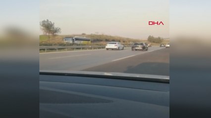 Otoyolda seyir halindeki otomobillerin tehlikeyi hiçe sayan kavgası kamerada