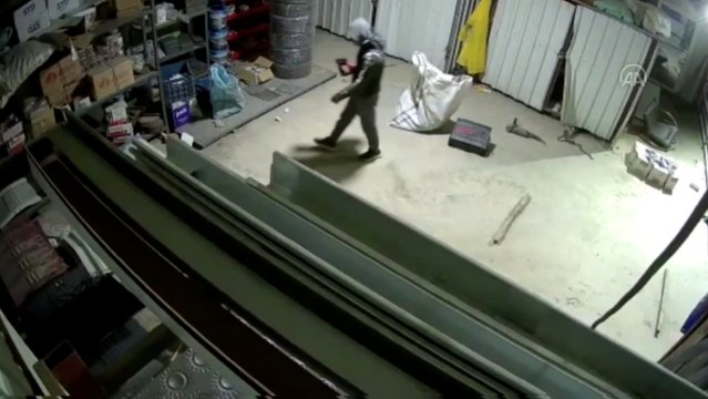 Bursa'da iş yerinden hırsızlık anı güvenlik kamerasında