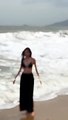 Hoa hậu Thùy Tiên bị sóng biển rượt khi chụp ảnh sống ảo