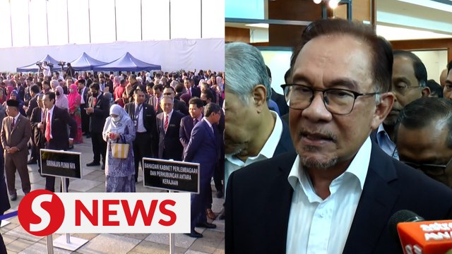 Bear with govt while we sort out nation's finances, PM tells civil servants over salary review