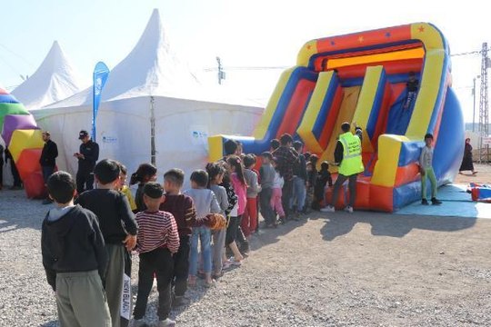 SAKARYALI TİYATRO GRUBU, DEPREMZEDE ÇOCUKLAR İÇİN SAHNE ALDI