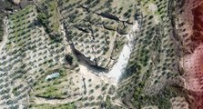 Zeytin bahçesinde deprem sonrası dev yarıklar oluştu