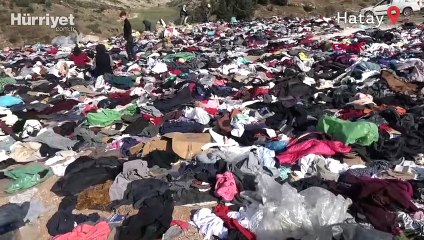 Yol kenarına binlerce kıyafet atıldı, depremzedeler uygun olanları aradı