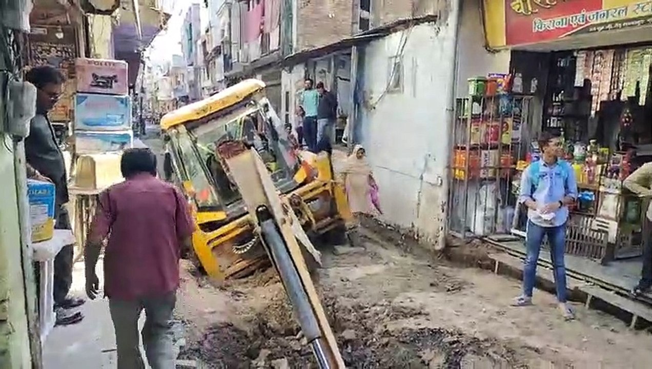 ड्रेनेज लाइन के गड्ढे में फंस कर पलटा टैंकर, जे...