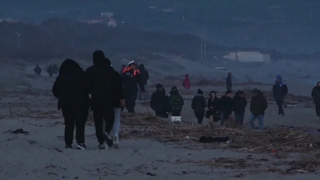 خفر السواحل الإيطالي يواصل البحث عن مفقودين بعد تحطم زورق مهاجرين قضى فيه العشرات