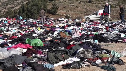 Utandıran görüntü: Depremzedelere gönderilen giysiler karayolunun kenarına rastgele bırakılmış