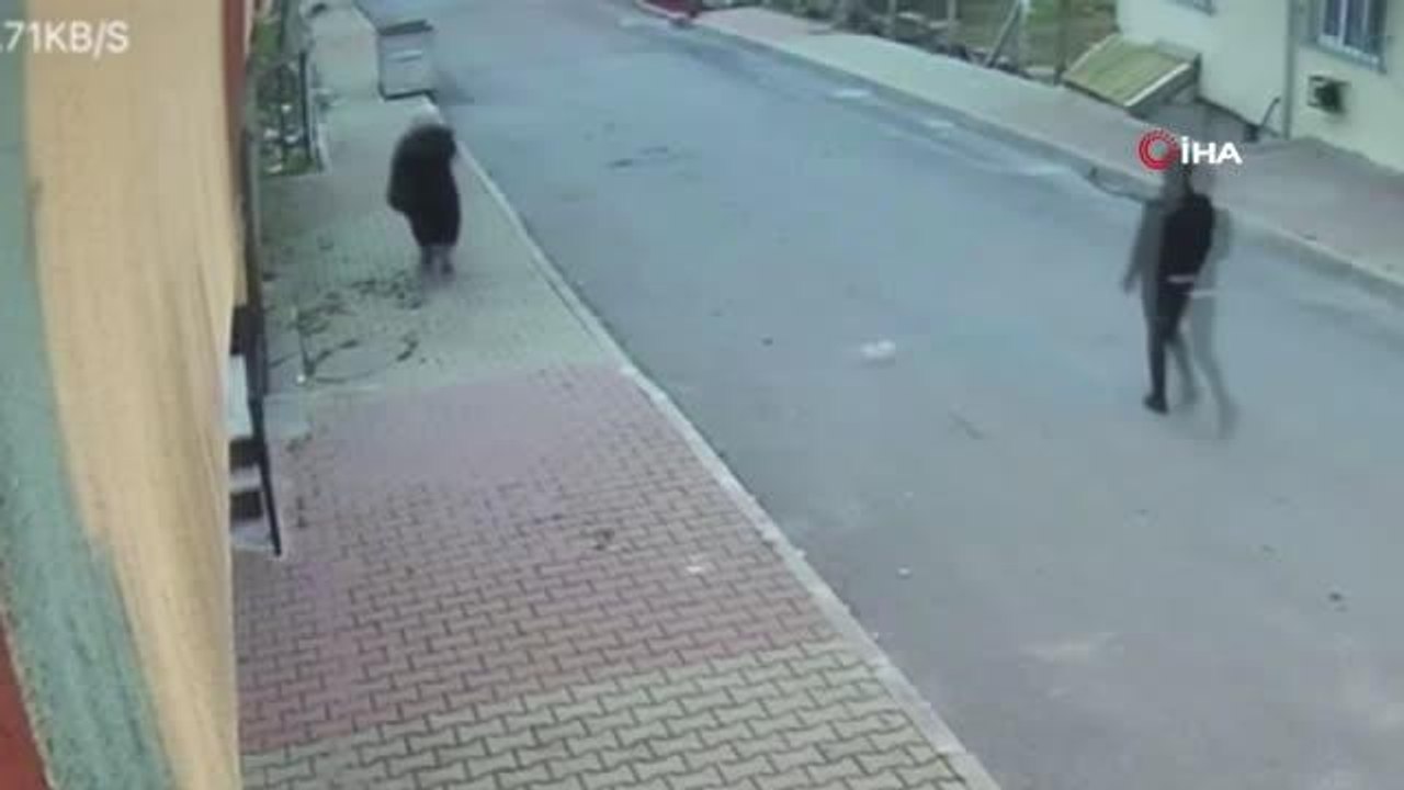 Arnavutköy'de kadından konuşma bahanesiyle cep telefonu istedi, böyle çalıp kaçtı