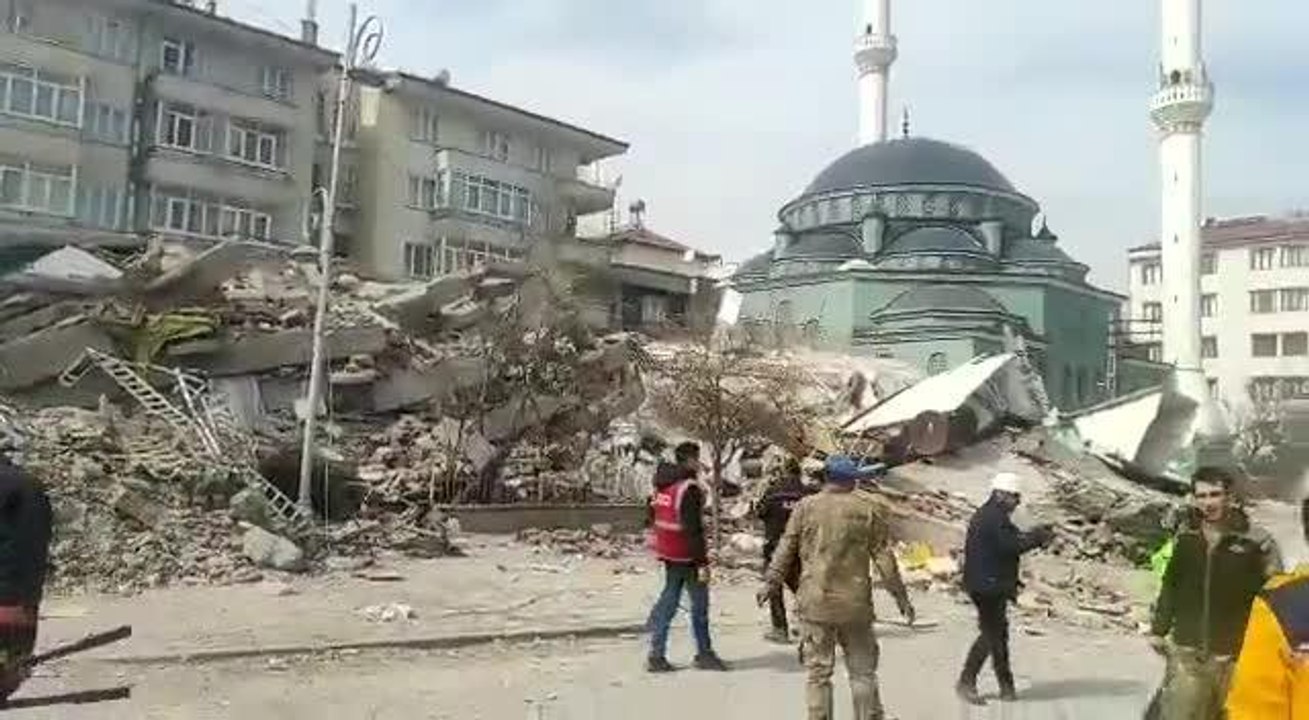 Veli Ağbaba: Yeşilyurt'ta Meydana Gelen 5.6 Şiddetindeki Depremin Ardından Maalesef Malatya'da Yeni Binalar Çöktü