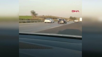 OTOYOLDA SEYİR HALİNDEKİ OTOMOBİLLERİN TEHLİKEYİ HİÇE SAYAN KAVGASI KAMERADA