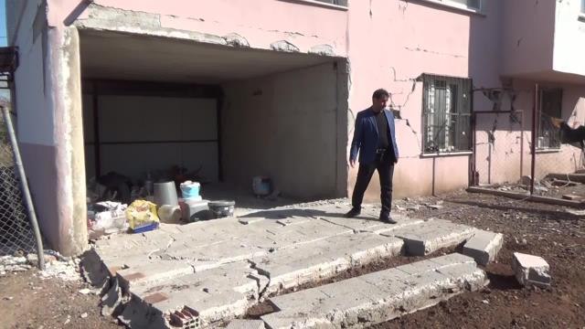 Hasarlı Evini Hayvanları İçin Terk Edemeyen Osmaniyeli Depremzede: Çadırkent Kurduk Diyorlar, Oraya Götürmek İstiyorlar.