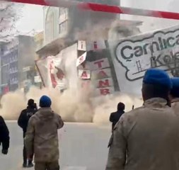 4 katlı iş merkezi böyle çöktü