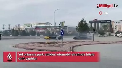 Yol ortasına park ettikleri otomobil etrafında böyle drift yaptılar