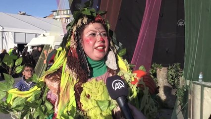 Van Devlet Tiyatrosu oyuncuları gezici sahneleriyle Malatya'da çocuklar için perde açtı