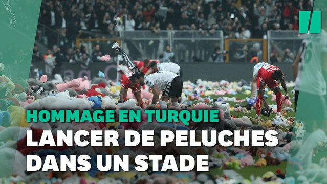 En Turquie, les supporters de Besiktas lancent des peluches pour rendre hommage aux victimes du séisme