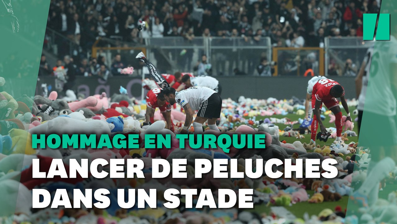 En Turquie, les supporters de Besiktas lancent des peluches pour rendre hommage aux victimes du séisme