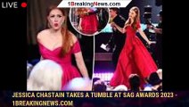 Jessica Chastain takes a tumble at SAG Awards 2023 - 1breakingnews.com