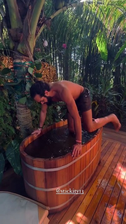 Chacun leur tour, ils ont plongé dans une bassine remplie d'eau et de glaçons à la température glaciale. C'est Joakim qui y est allé en premier, suivi par JoalukasJoalukas Noah et son frère Joakim en vacances à Miami