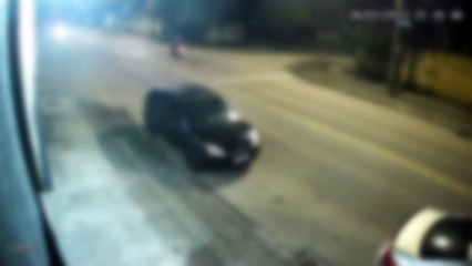 Vídeo mostra atiradores abrindo fogo contra dois homens dentro de automóvel