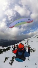 Un parapentiste vole trop près de la montagne