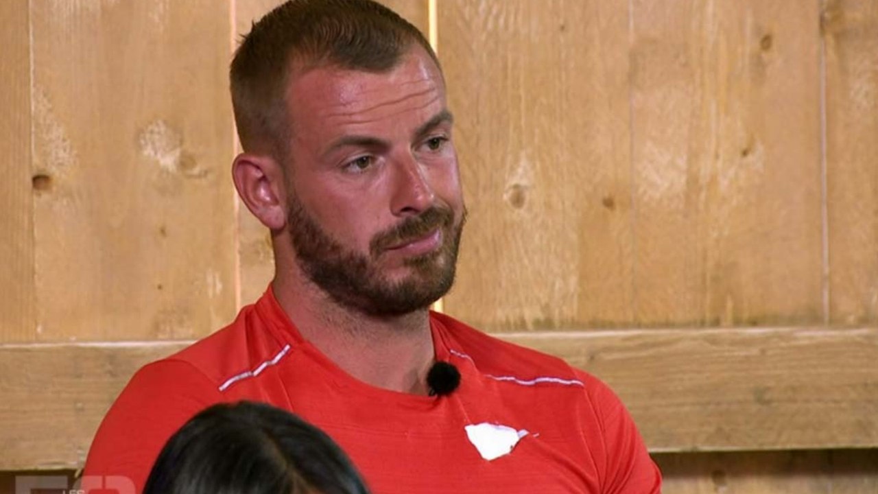 VOICI - Julien Bert accusé de violences par Hilona Gos : il brise le silence et se fait démolir sur les réseaux sociaux