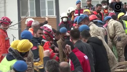 Malatya'daki 5.6'lık depremde çöken binanın enkazından 2 kişi sağ kurtarıldı