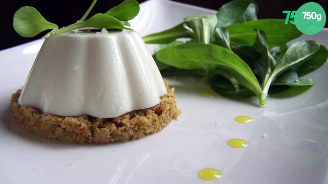 Panna cotta de brebis sur sa croûte aux olives vertes