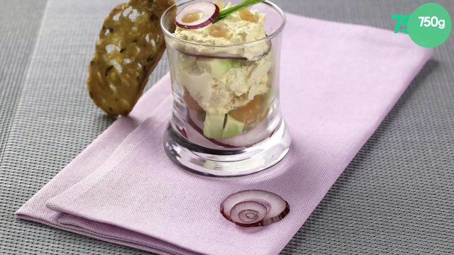 Verrine saumon ciboulette, tartare d'avocat et sa tuile de pain aux céréales