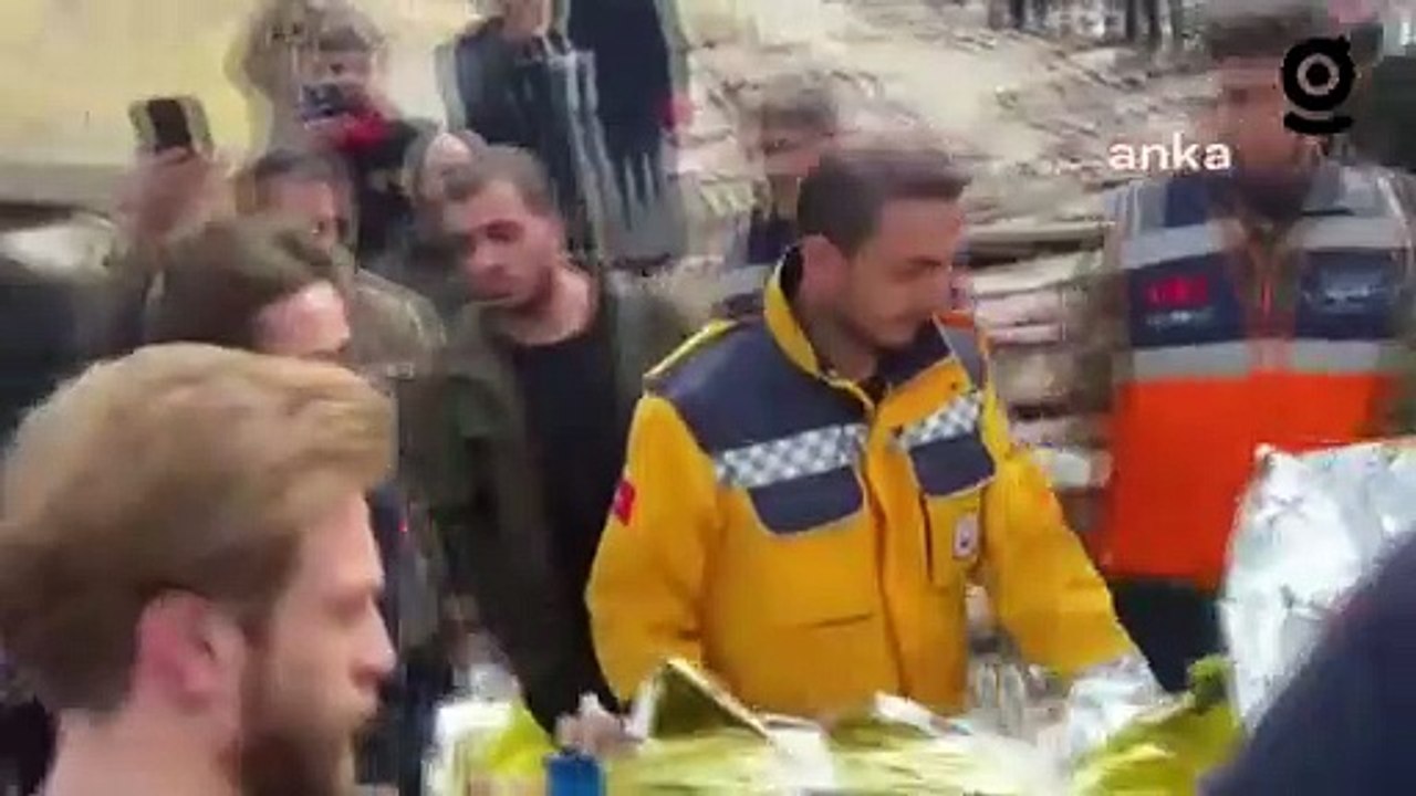 Malatya’daki depremin ardından 3 kişi enkazdan sağ olarak çıkarıldı. Enkaz başındaki vatandaş: Benim bu ellerim kopsun onlara oy verdim