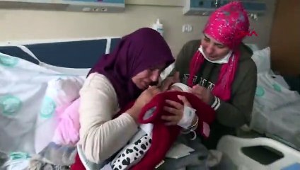 Enkazdan kurtarılan anne 21 gün sonra bebeğine kavuştu! "Doyamadı baban sana"