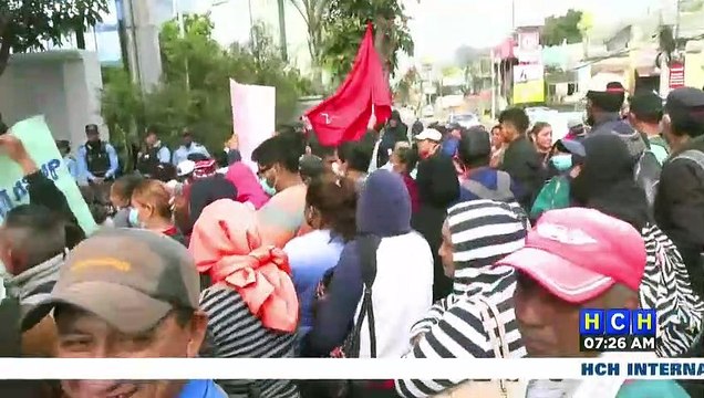 Mel Zelaya prometió ayudarnos | Pobladores de Ciudad Mel exigen a Xiomara Castro legalización de tierras