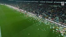 Lluvia de peluches en un partido de fútbol turco para los niños supervivientes del terremoto