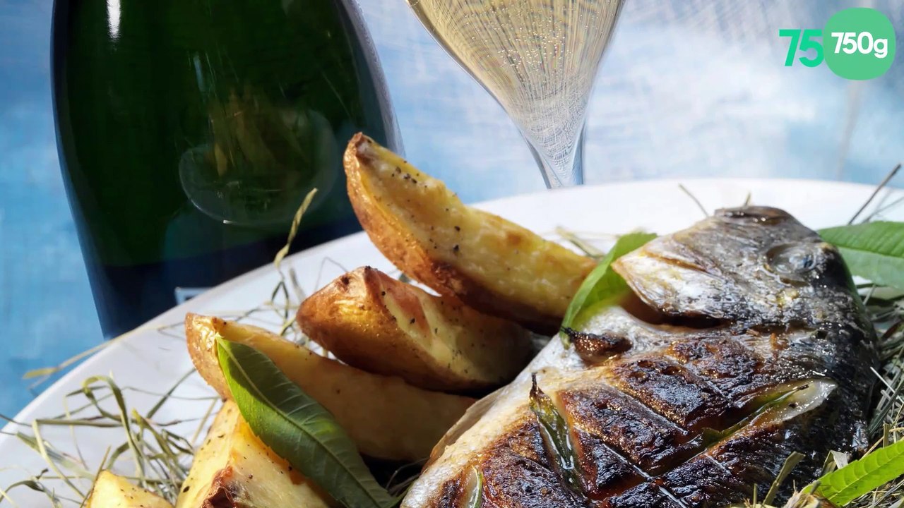 Dorade au barbecue à la feuille de verveine et aux pommes braisées au charbon de bois avec un champagne de vigneron blanc de blancs