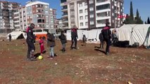 YUNUS POLİSLER, DEPREMZEDE ÇOCUKLARLA TOP OYNADI