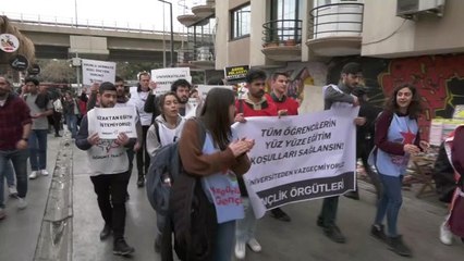 İzmir'de Üniversite Öğrencilerinden 'Uzaktan Eğitim' Protestosu