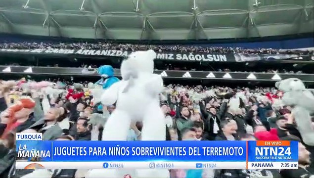 Hinchas lanzaron peluches durante un partido de fútbol para los niños afectados por el terremoto en Turquía