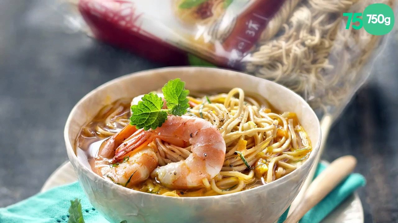 Bouillon pimenté aux crevettes et à la citronnelle, nouilles aux œufs