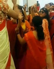 फूल बरसाकर लगाई गुलाल, होली के गीतों पर झूमी महिलाएं