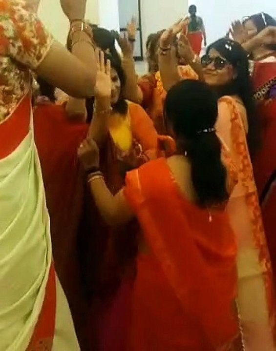 फूल बरसाकर लगाई गुलाल, होली के गीतों पर झूमी महिलाएं