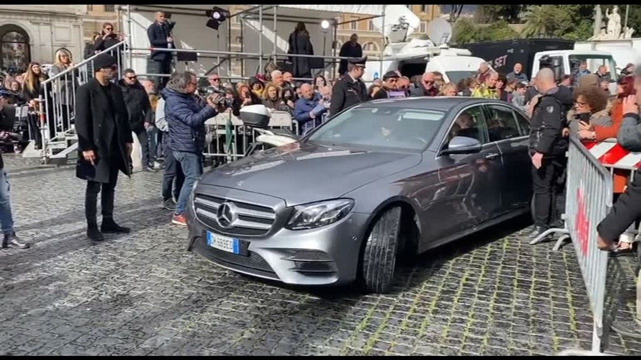 Funerali di Maurizio Costanzo, l'arrivo di Maria De Filippi